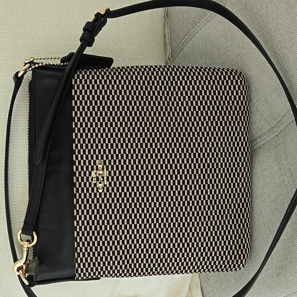 Like New - Coach Crossbody - Picture 5 of 9